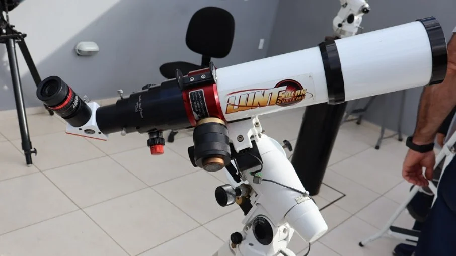Telescópio utilizado para visualizar as ejeções e manchas solares Telescópio utilizado para visualizar as ejeções e manchas solares