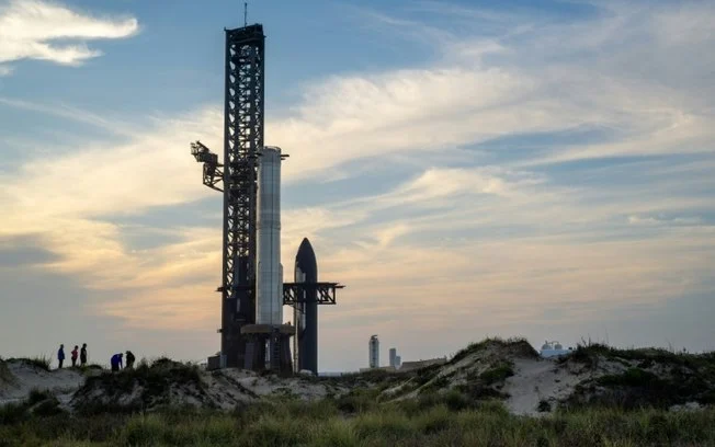 O megafoguete Starship, da SpaceX, em sua plataforma de lançamento em Boca Chica, Texas, em 3 de março de 2025 O megafoguete Starship, da SpaceX, em sua plataforma de lançamento em Boca Chica, Texas, em 3 de março de 2025