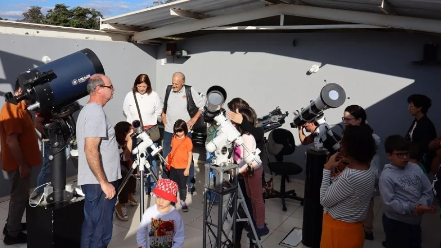 Visitantes observam o Sol no Polo Astronômico de Amparo Visitantes observam o Sol no Polo Astronômico de Amparo