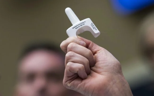 A naloxona, um antídoto que pode bloquear o efeito dos opiáceos, pode ser adquirida sem receita em farmácias de todo o país A naloxona, um antídoto que pode bloquear o efeito dos opiáceos, pode ser adquirida sem receita em farmácias de todo o país
