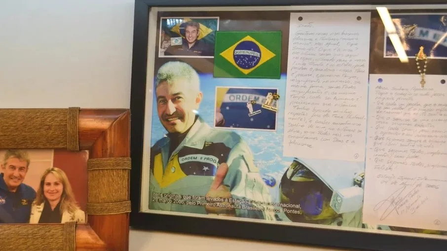 Boton de Nossa Senhora Aparecida que o Astronauta Marcos Pontes levou ao espaço e carta escrita por ele na Estação Espacial Internacional. Hoje, em exibição na Sala das Promessas, na Basílica de Nossa Senhora Aparecida (SP) Boton de Nossa Senhora Aparecida que o Astronauta Marcos Pontes levou ao espaço e carta escrita por ele na Estação Espacial Internacional. Hoje, em exibição na Sala das Promessas, na Basílica de Nossa Senhora Aparecida (SP)