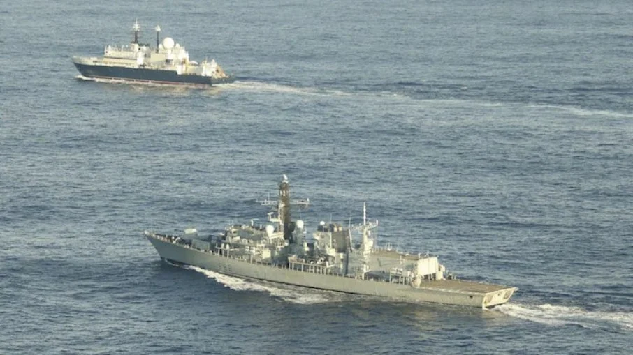 O Reino Unido está monitorando o navio espião russo Yantar. O Reino Unido está monitorando o navio espião russo Yantar.