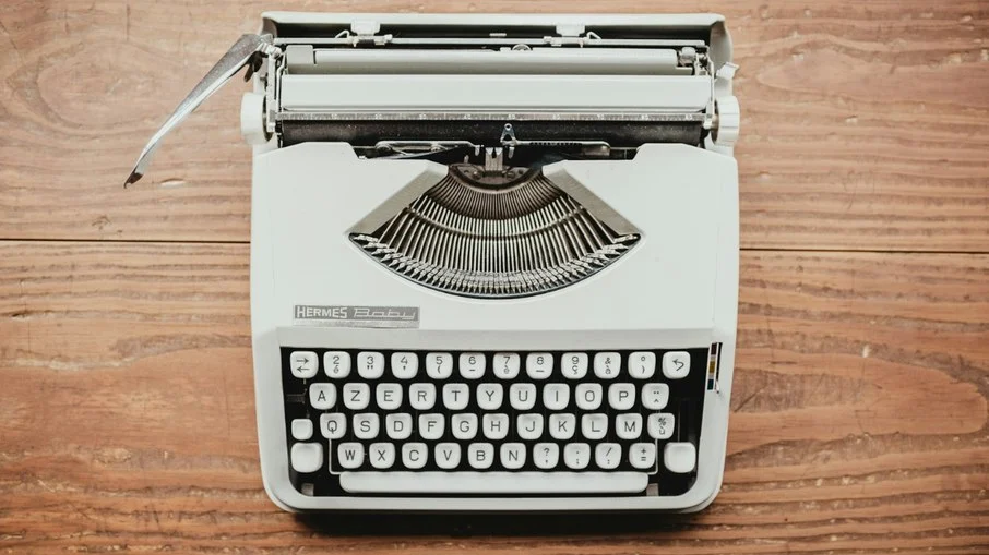Maquina de escrever Hermes Baby com padrão AZERTY Maquina de escrever Hermes Baby com padrão AZERTY