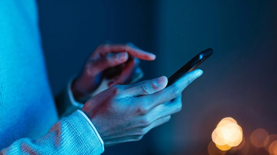 Radiação emitida pelos celulares é do tipo não ionizante, ou seja, de baixa energia Radiação emitida pelos celulares é do tipo não ionizante, ou seja, de baixa energia