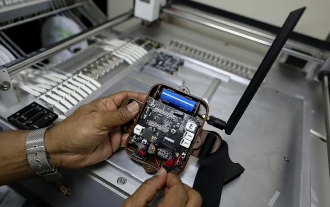 Pesquisador manipula um aparelho do projeto Curupira, desenvolvido no Brasil para combater o desmatamento com ajuda de inteligência artificial Pesquisador manipula um aparelho do projeto Curupira, desenvolvido no Brasil para combater o desmatamento com ajuda de inteligência artificial