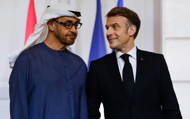 O presidente Emmanuel Macron recebe o colega árabe, Mohamed bin Zayed al-Nahyan, no Palácio do Eliseu, para a assinatura do acordo O presidente Emmanuel Macron recebe o colega árabe, Mohamed bin Zayed al-Nahyan, no Palácio do Eliseu, para a assinatura do acordo