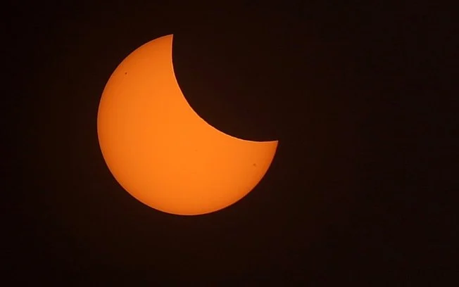 Eclipse solar parcial fotografado no Kuwait em 2022 Eclipse solar parcial fotografado no Kuwait em 2022