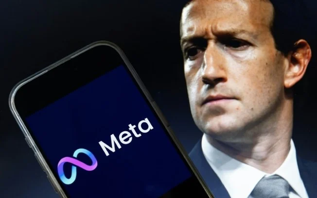 Combinação de imagens mostra o logotipo da empresa Meta na tela de um smartphone ao lado do diretor-executivo da empresa, Mark Zuckerberg Combinação de imagens mostra o logotipo da empresa Meta na tela de um smartphone ao lado do diretor-executivo da empresa, Mark Zuckerberg
