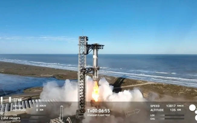 Captura de tela da transmissão da SpaceX mostra o Super Heavy Booster de Starship sendo recuperado enquanto retorna à plataforma de lançamento em Starbase, perto de Boca Chica, Texas, em 16 de janeiro de 2025 Captura de tela da transmissão da SpaceX mostra o Super Heavy Booster de Starship sendo recuperado enquanto retorna à plataforma de lançamento em Starbase, perto de Boca Chica, Texas, em 16 de janeiro de 2025