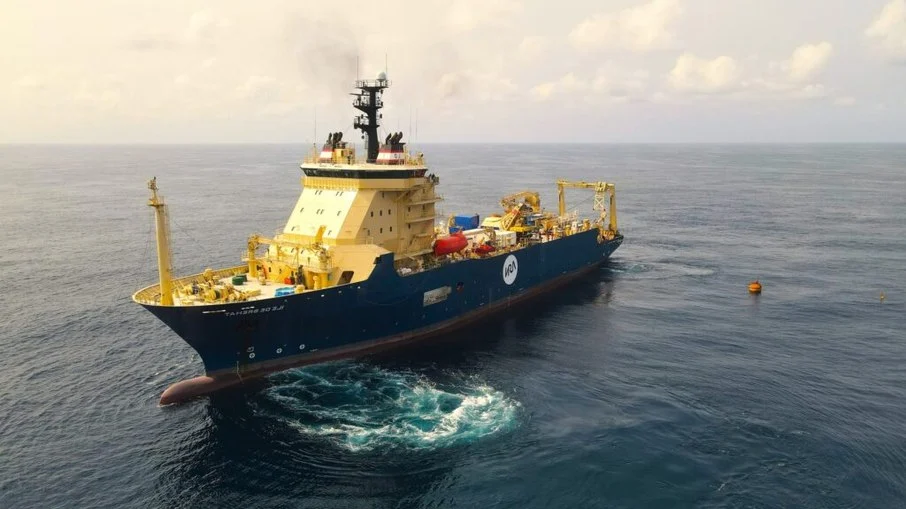Cabos de fibra óptica nos fundos marinhos transportam enormes volumes de dados Cabos de fibra óptica nos fundos marinhos transportam enormes volumes de dados
