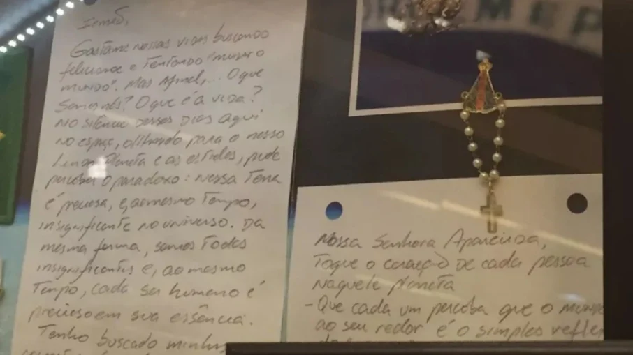 Carta e Boton de Nossa Senhora Aparecida que o Astronauta Marcos Pontes levou ao espaço. Hoje, em exibição na Sala das Promessas, na Basílica de Nossa Senhora Aparecida (SP) Carta e Boton de Nossa Senhora Aparecida que o Astronauta Marcos Pontes levou ao espaço. Hoje, em exibição na Sala das Promessas, na Basílica de Nossa Senhora Aparecida (SP)
