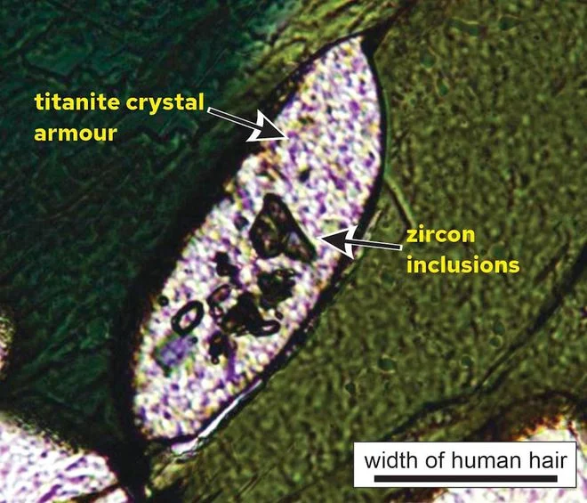 Os cristais de zirconita dentro da