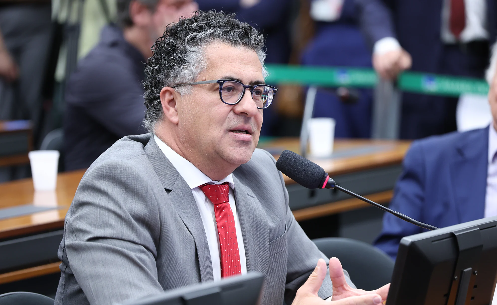 Discussão e votação do parecer do relator. Dep. Alencar Santana (PT - SP) Deputado Alencar Santana (PT-SP) fala em comissão da Câmara dos Deputados