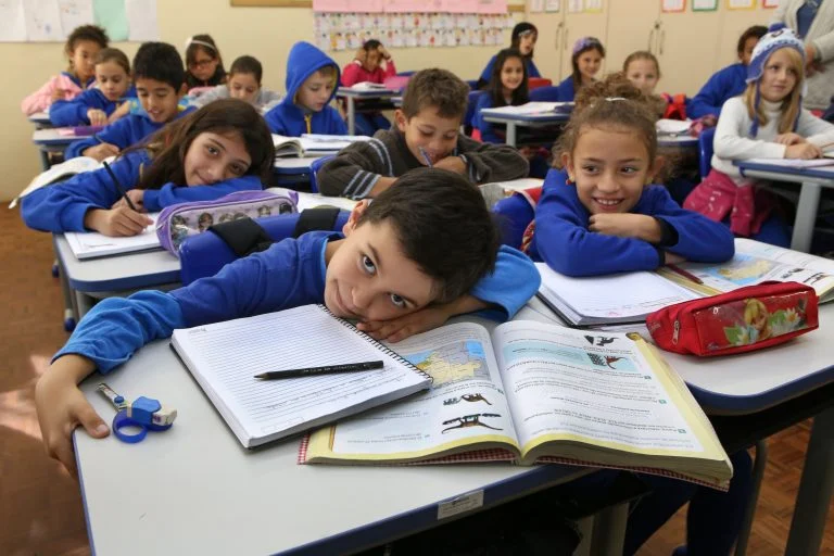 Educação - sala de aula - ensino estudante criança aprendizado escola alfabetização