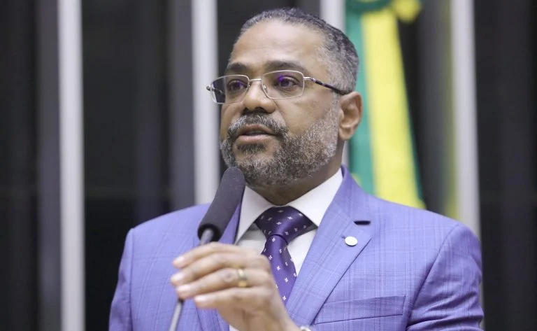 Deputado Márcio Marinho fala ao microfone