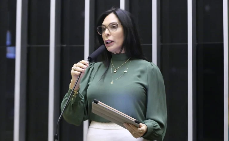 Deputada Geovania de Sá fala ao microfone