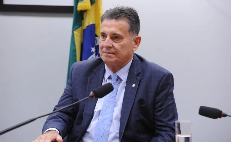 Deputado Coronel Meira fala ao microfone