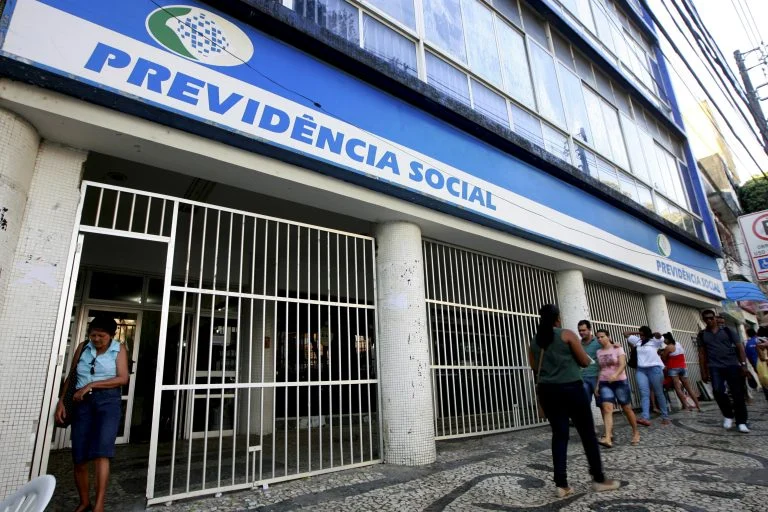 Prédio com fachada azul escrito Previdência Social