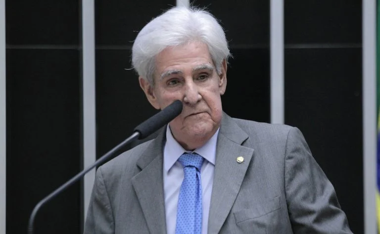Odelmo Leão discursa na tribuna da Câmara