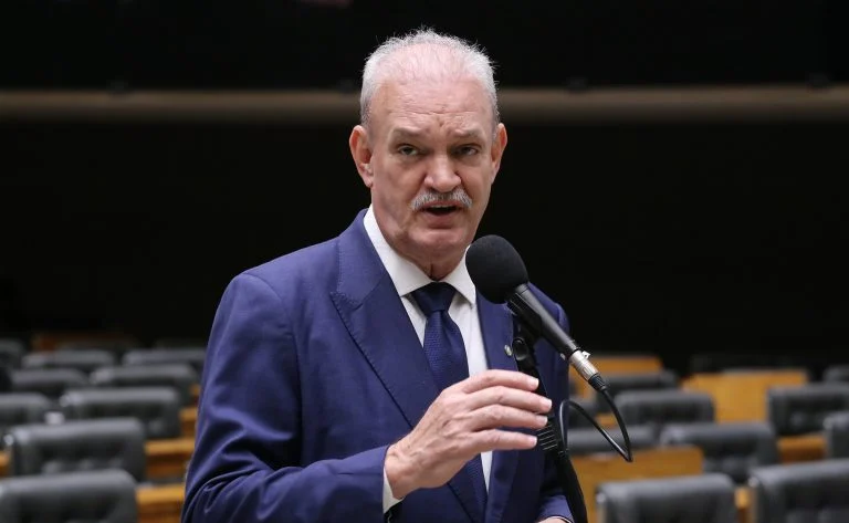 Deputado Geraldo Resende fala ao microfone