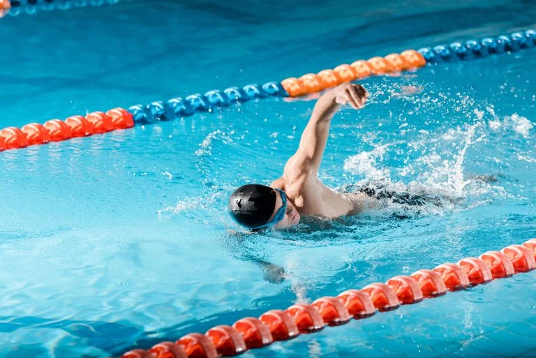 Atleta nada na piscina
