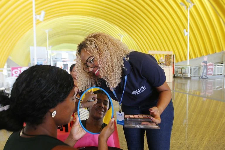 Direitos Humanos - negros - mulheres negras - Dia da mulher - vaidade - Metrô Bahia oferece serviços gratuitos para mulheres na Estação do Imbuí
