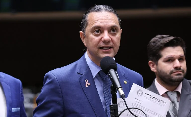 Deputado Weliton Prado fala ao microfone