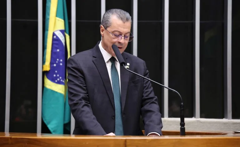 Deputado Daniel Agrobom fala ao microfone