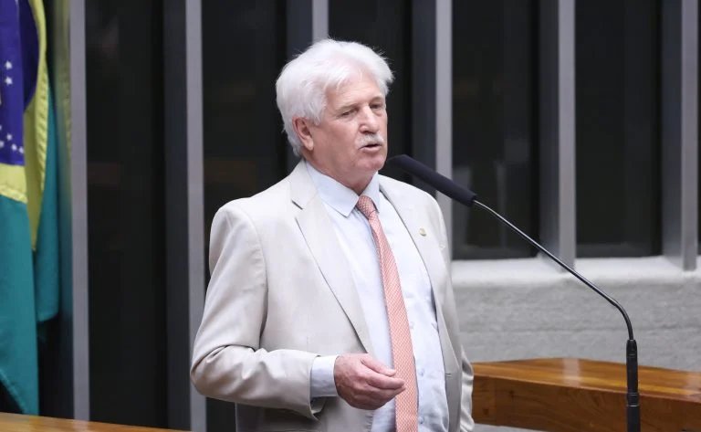 Deputado Airton Faleiro fala ao microfone