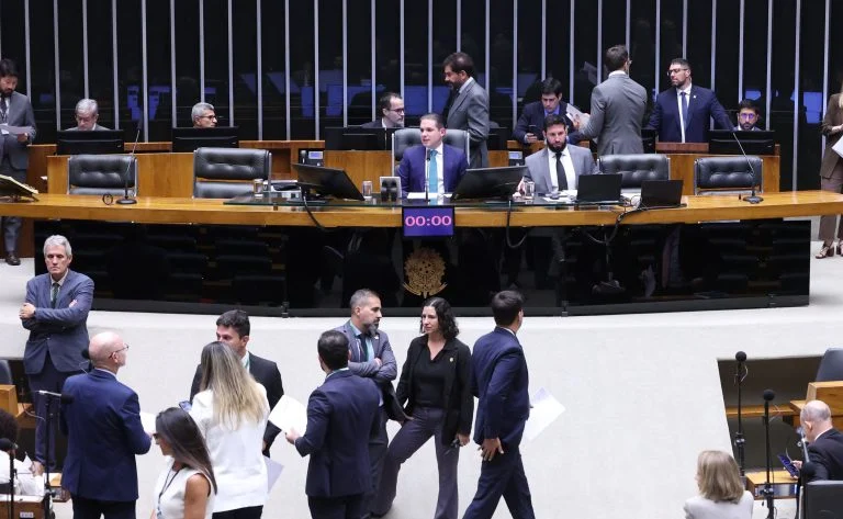 Discussão e votação de propostas legislativas.