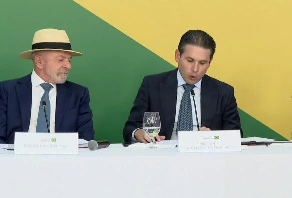 Presidente Lula e Hugo Motta sentados à mesa