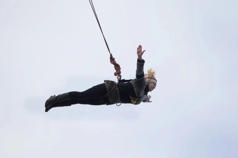 mulher faz salto de rope jump