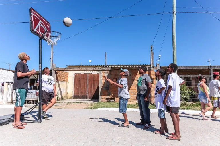 Esporte - geral - basquete brincadeiras ruas moleques periferia lazer diversão