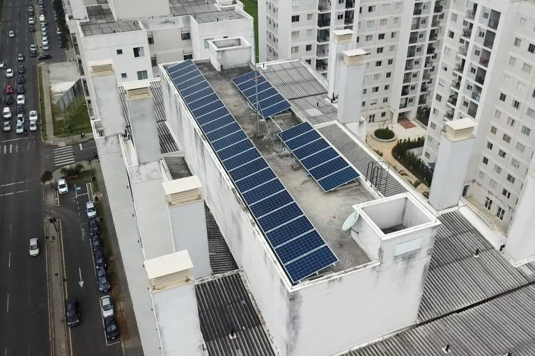 Painéis de energia solar em cima de edifício residencial