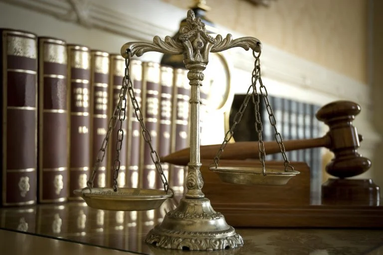 Direito e Justiça - Geral - Direito - Justiça - Juiz - juizado - julgamento - condenação - prisão - sentença - símbolos da justiça - Judiciário
