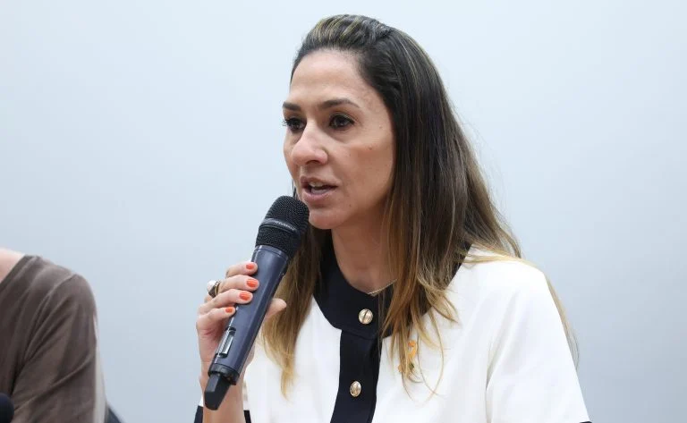 Audiência Pública - Assistência às pessoas com doenças raras e condições crônicas. Diretora de relações governamentais e advocacy - associação brasileira de esclerose múltipla, Sumaya Afif.