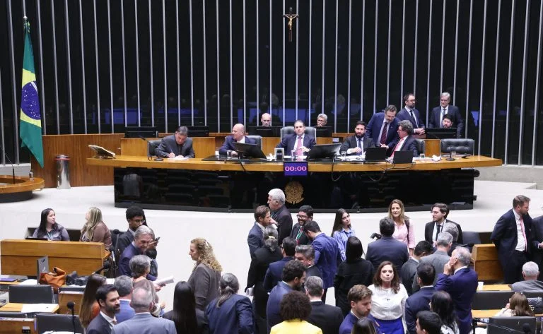 Discussão e votação de propostas legislativas.