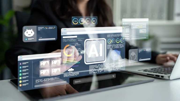 Mulher sentada em frente a um computador utilizando inteligência artificial para analisar dados