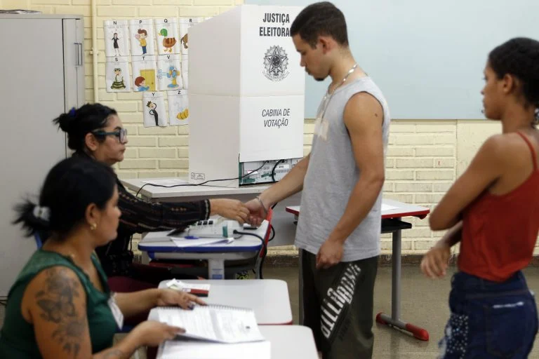 Eleições - eleição - votação - justiça eleitoral - Valparaíso (GO), 06/10/2024 - Eleitores durante dia de votação nas eleições 2024.
