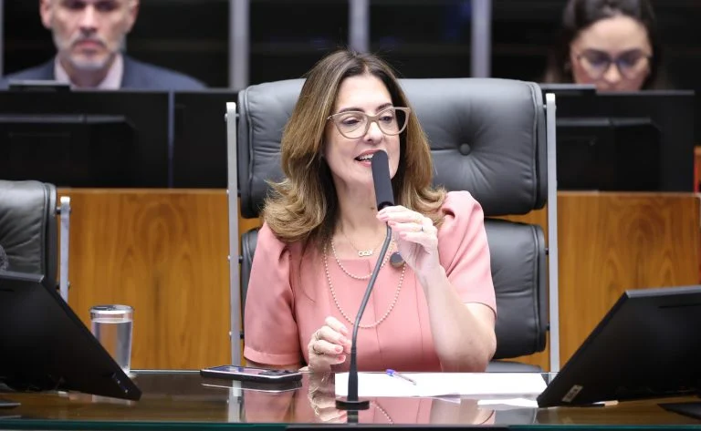 Deputada Rogéria Santos (Republicanos-BA) no Plenário da Câmara dos Deputados