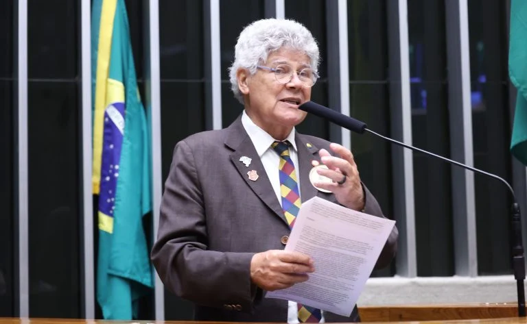 Deputado Chico Alencar (Psol-RJ) fala no Plenário da Câmara dos Deputados