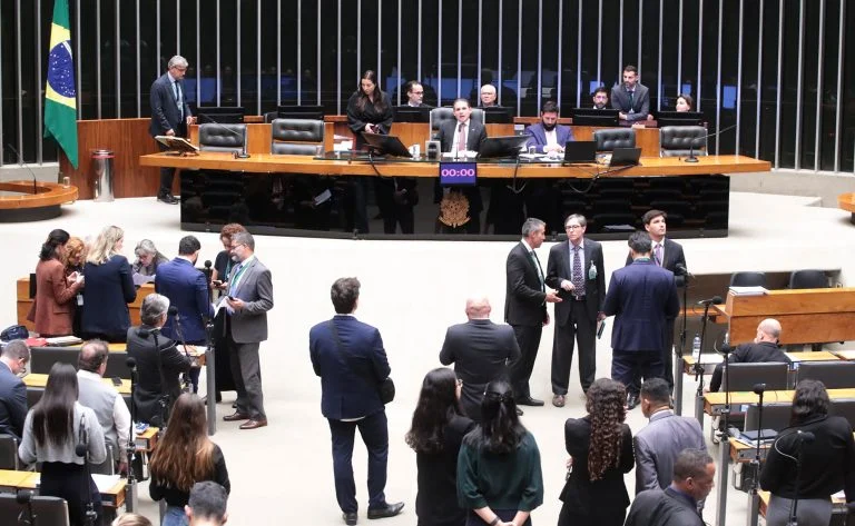 Discussão e votação de propostas legislativas.