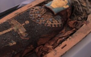 Descoberto papiro com Livro dos Mortos egípcio e várias múmias em necrópole