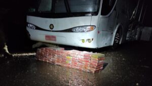 PRF apreende cocaína avaliada em mais de R$ 2 milhões em ônibus com estrangeiros