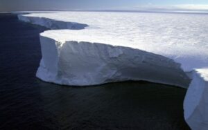 À deriva, maior iceberg do mundo pesa quase 1 trilhão de toneladas