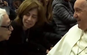 Fernanda Montenegro e Fernanda Torres recebem bênção do papa Francisco