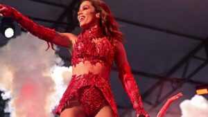 Anitta agita Florianópolis e faz homenagem à Grande Rio; veja fotos