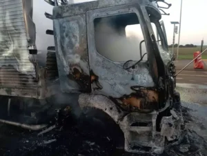 Caminhão com alimentos é destruído por fogo na MS-306