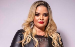 Cantora Dani Li morre aos 35 anos, após procedimento cirúrgico