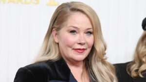 Com esclerose múltipla, Christina Applegate chora ao apresentar Emmy
